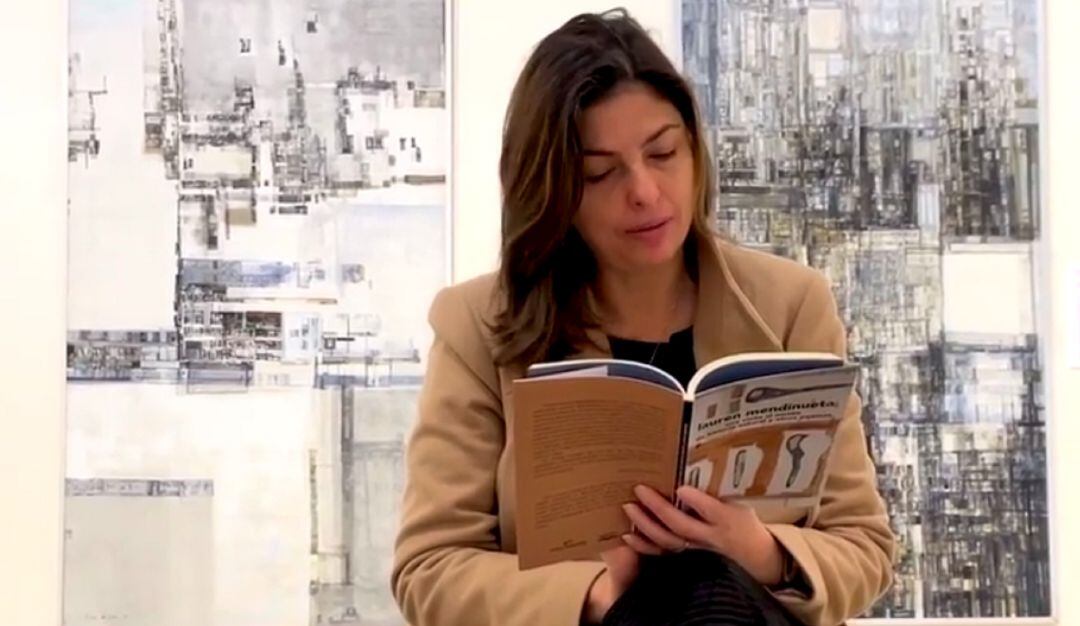 Laura disfruta leer poesia desde todos los escenarios. Museo Arpad Szenes - Vieira da Silva.