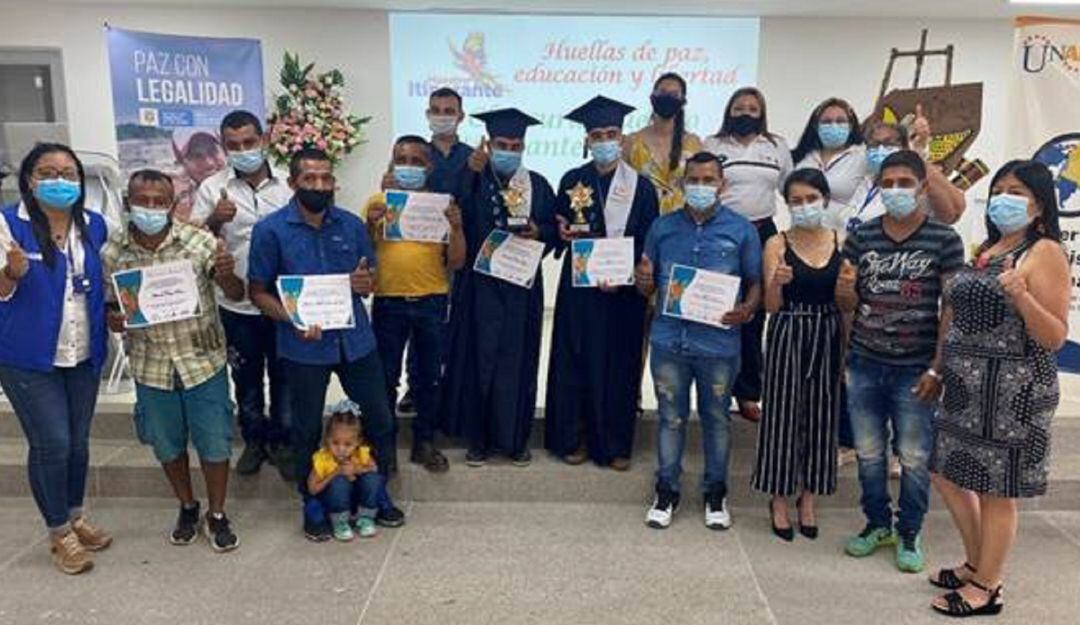 Excombatientes en Huila se graduaron de bachilleres con Maestro Itinerante