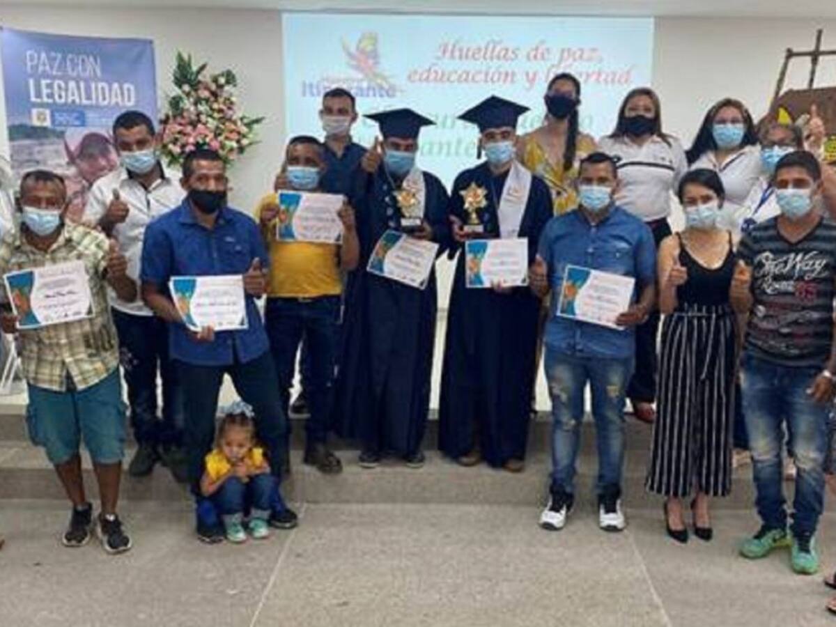Excombatientes en Huila se graduaron de bachilleres con Maestro Itinerante
