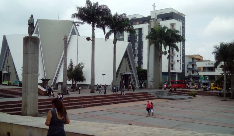 Desde las 5:20AM hasta las 9:00AM Toda la información local en Caracol Radio