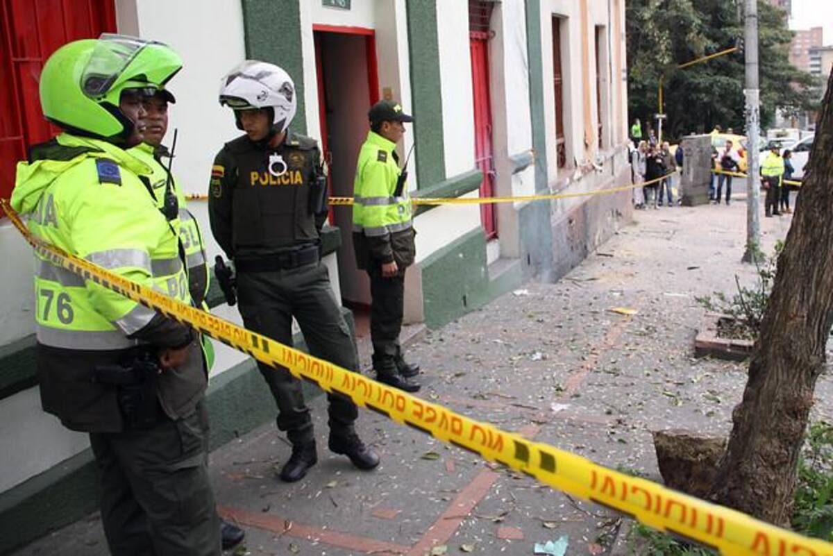 Un paquete sospechoso en el sector alertó a las autoridades que, cuando verificaron el contenido, hallaron una carga explosiva que contenía, entre otros elementos, metralla. Bomberos de Bogotá atendieron a los vecinos de varias viviendas aledañas que resultaron afectadas por la explosión controlada.