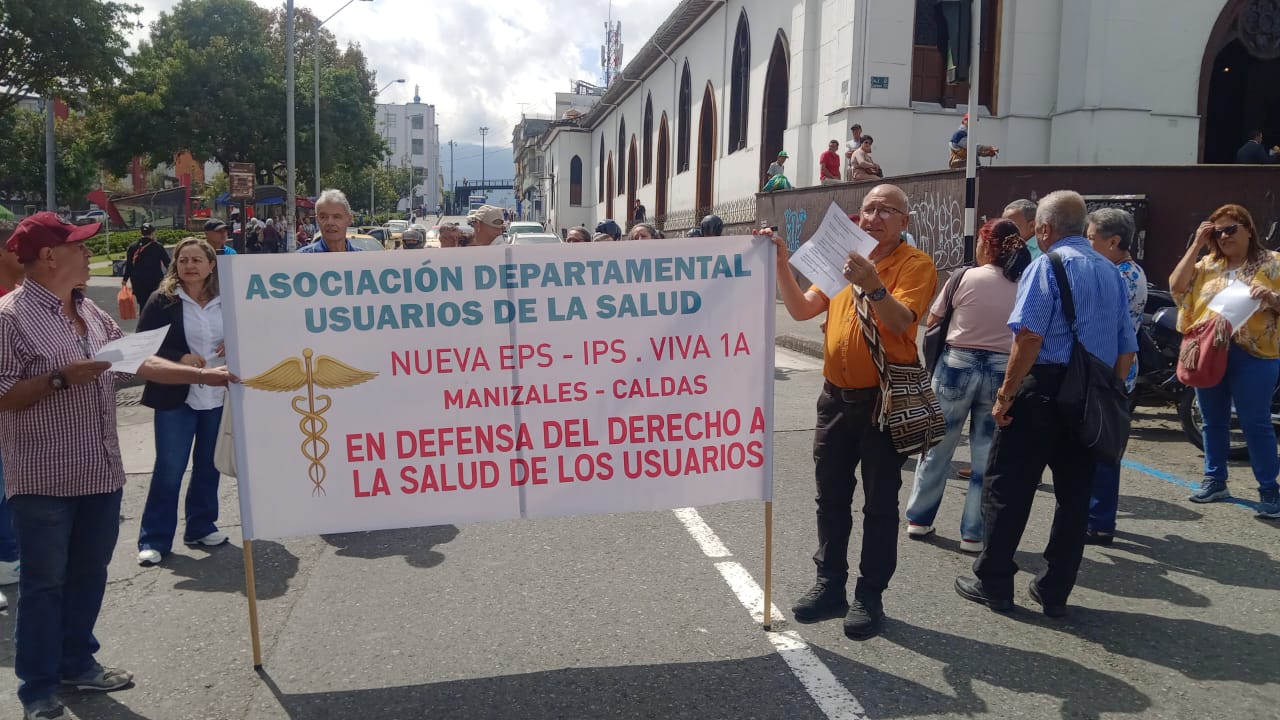Afiliados de Nueva EPS manifestándose en el sector de Parque Caldas, en Manizales.