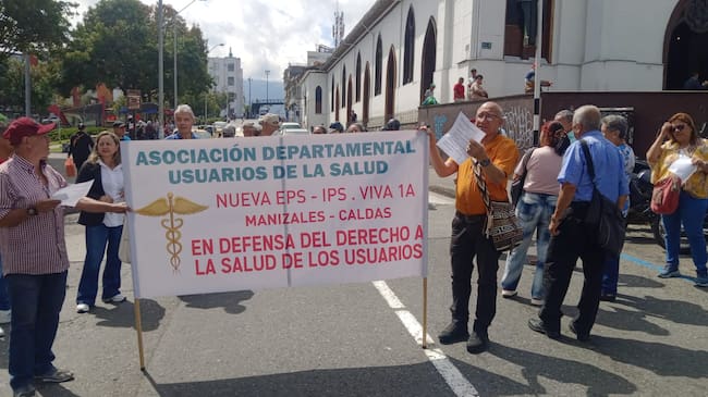 Afiliados de Nueva EPS manifestándose en el sector de Parque Caldas, en Manizales.