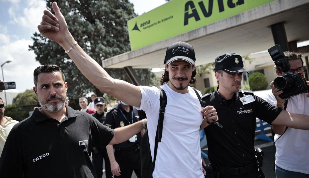 Edinson Cavani a su llegada a Valencia, España.