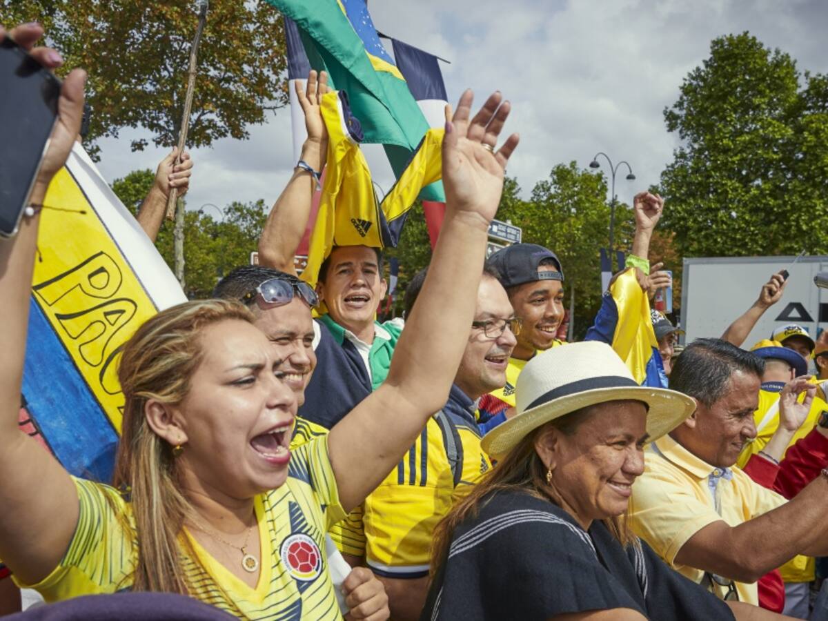 París es Colombia: las banderas y camisas se toman los Campos Elíseos