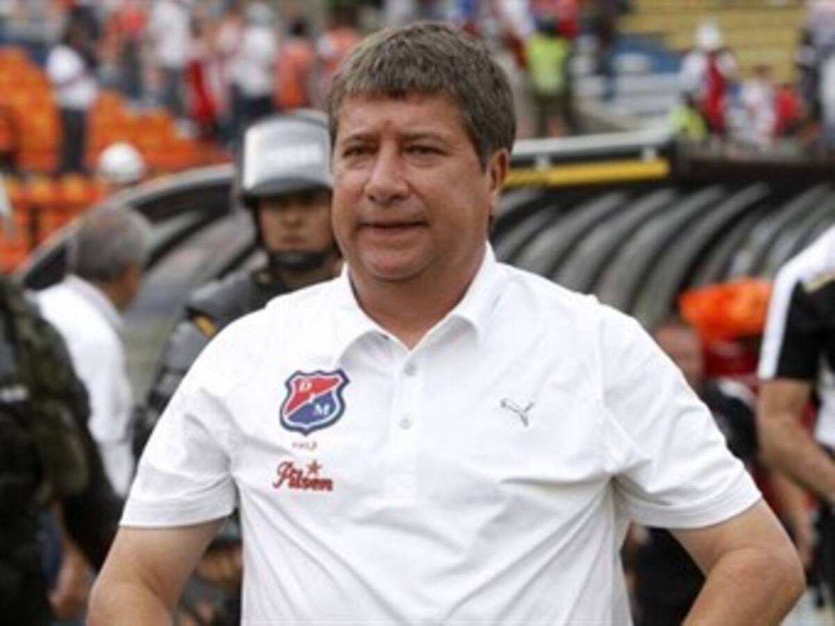El técnico del Medellín, Hernán 'Bolillo' Gómez, pagará dos fechas de sanción
