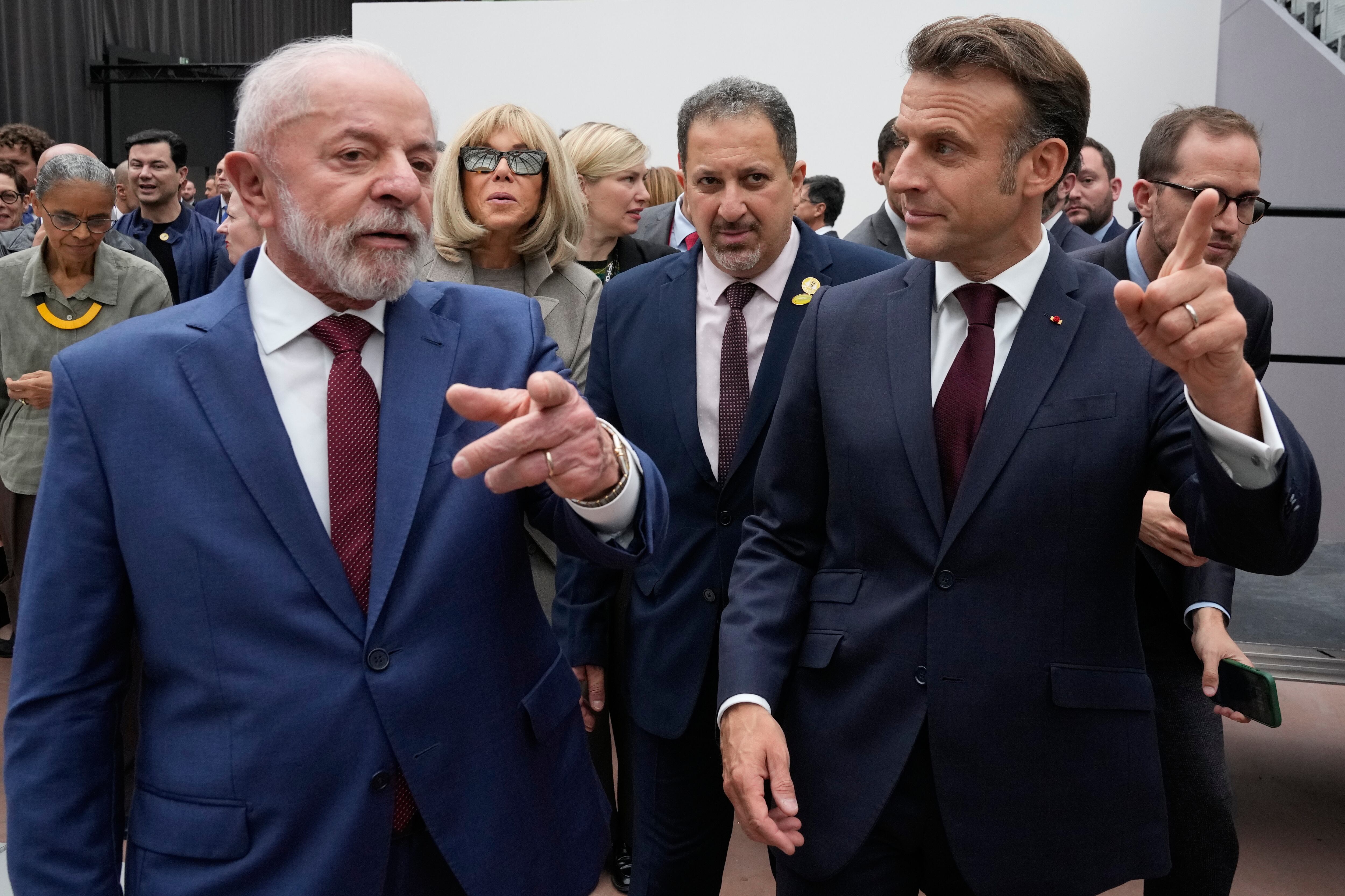Paris (France), 06/06/2025.- French President Emmanuel Macron (R) and Brazilian President Luiz Inacio Lula da Silva (L) leave after visiting an exhibition by Brazilian artist Ernesto Neto at the Grand Palais museum in Paris, France, 06 June 2025. (Brasil, Francia) EFE/EPA/MICHEL EULER / POOL MAXPPP OUT