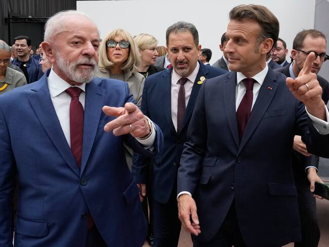 Paris (France), 06/06/2025.- French President Emmanuel Macron (R) and Brazilian President Luiz Inacio Lula da Silva (L) leave after visiting an exhibition by Brazilian artist Ernesto Neto at the Grand Palais museum in Paris, France, 06 June 2025. (Brasil, Francia) EFE/EPA/MICHEL EULER / POOL MAXPPP OUT