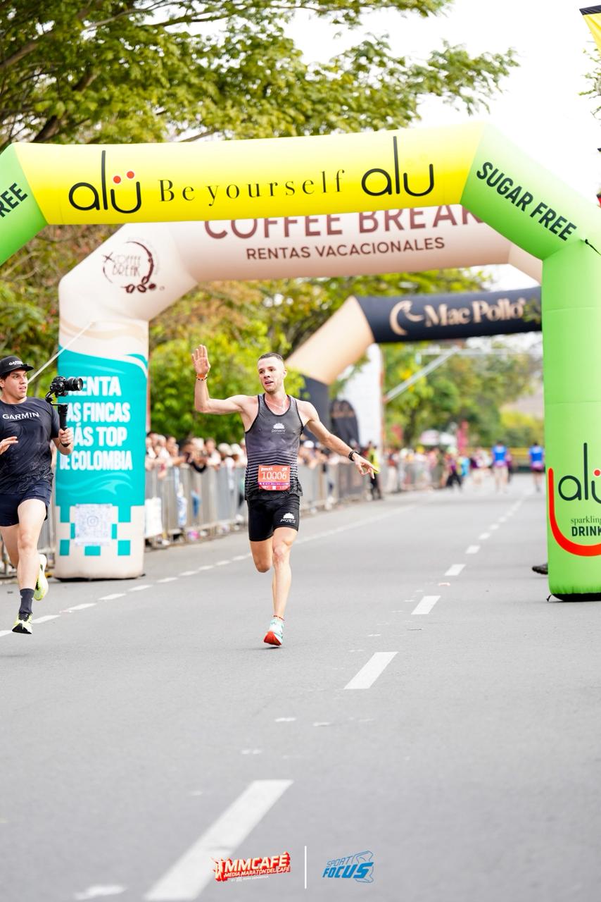 Mario Patiño, atleta manizaleño corriendo en la Media Maratón del Café. Foto suministrada.