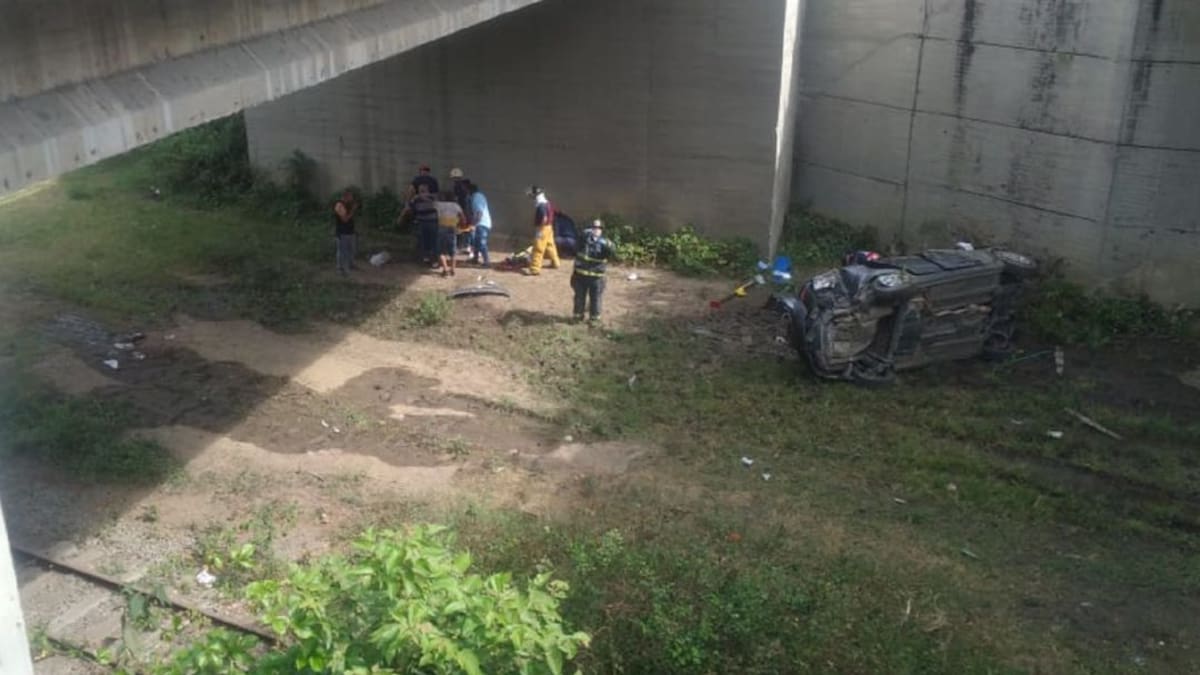 Un carro cayó de un puente en la vía Palmira - Candelaria, Valle
