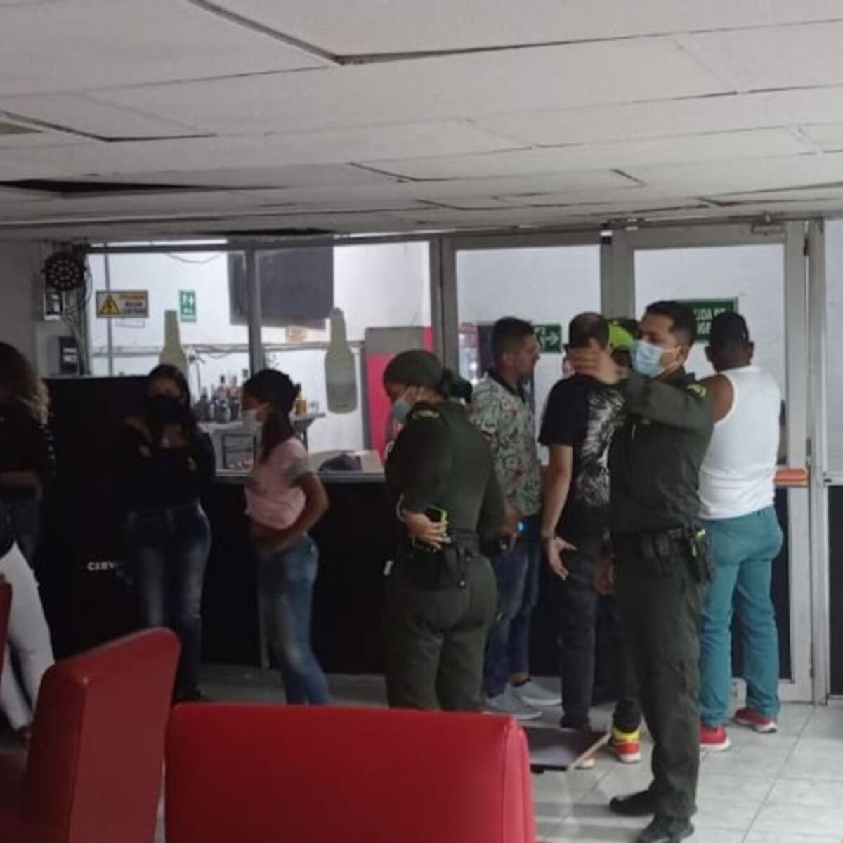 55 personas fueron sorprendidas al interior de un bar