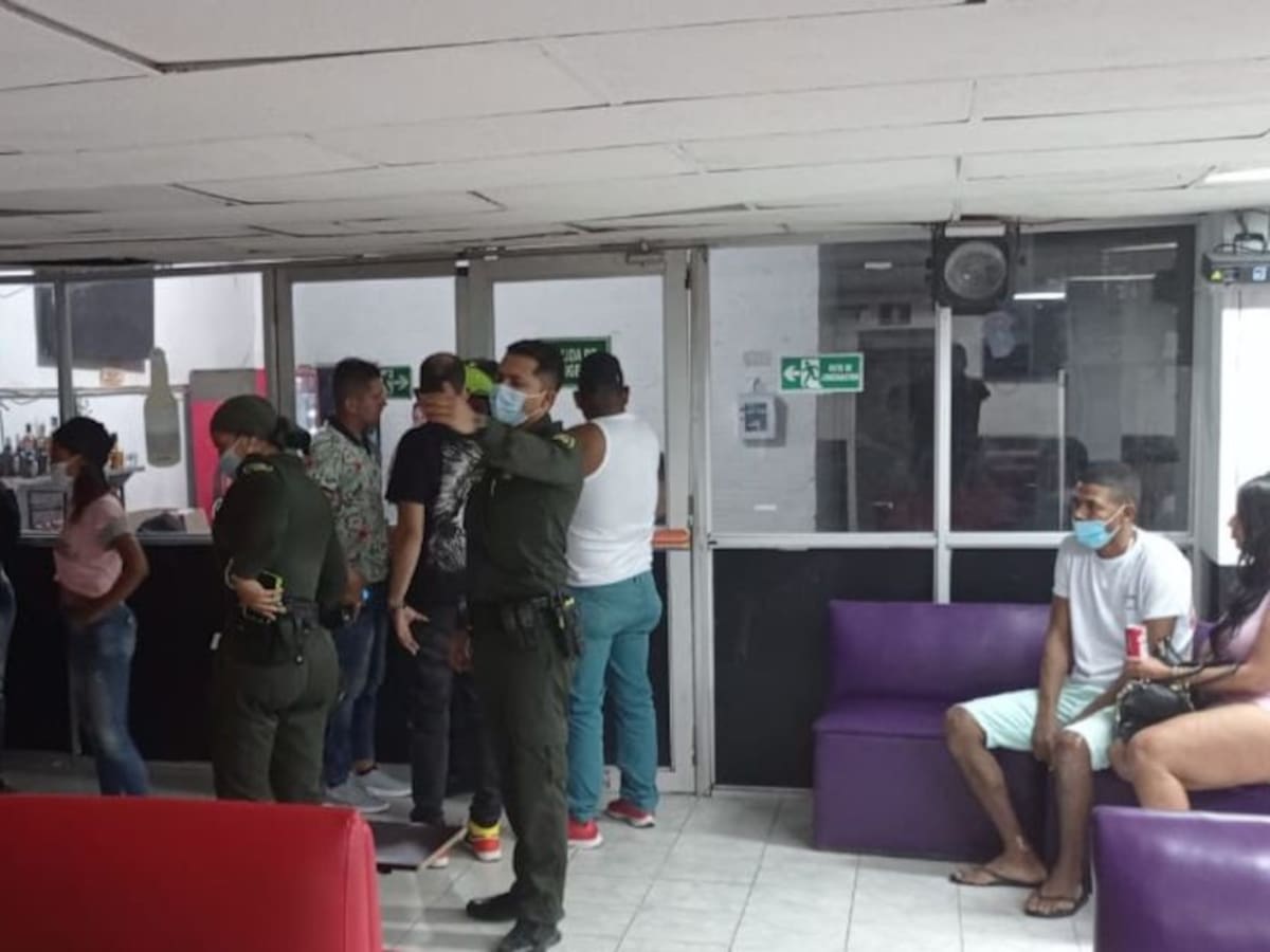 55 personas fueron sorprendidas al interior de un bar
