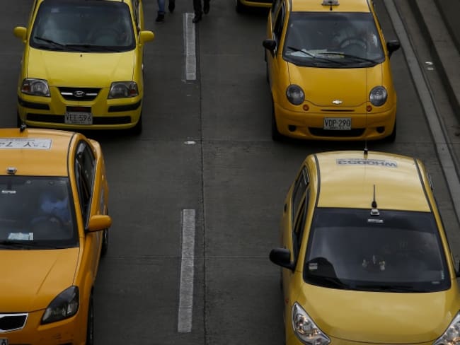 Taxistas rechazan sustitución de sus vehículos por carros eléctricos