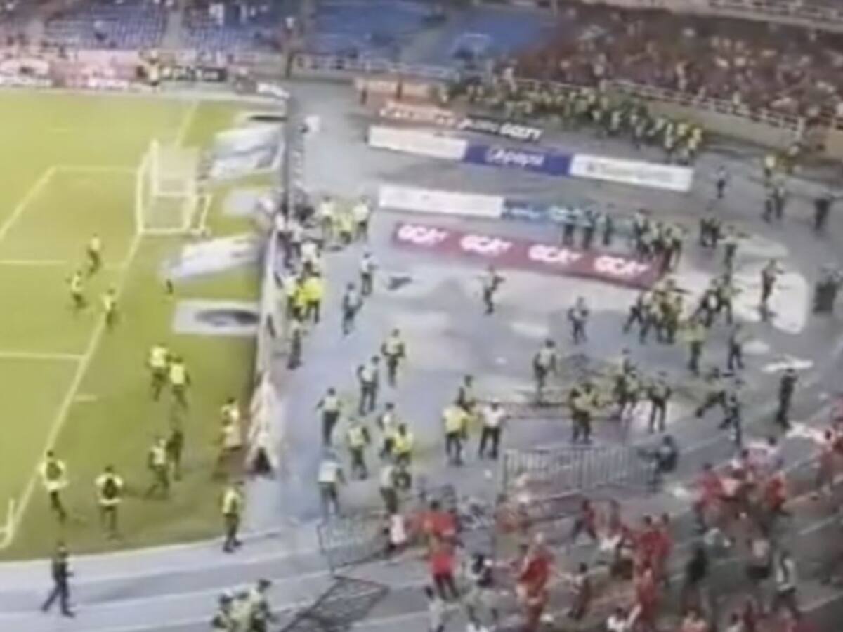 Video: Árbitro debió acabar América 0-2 Nacional por invasión de campo