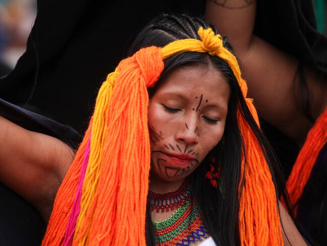 Bogotá. Julio 14 de 2020. Indígenas Embera de las comunidades Katío y Chamí desplazados por la violencia y víctimas del conflicto armado realizan una feria artesanal en la localidad de Ciudad Bolívar para poder mitigar el impacto económico generado por la pandemia del Covid-19 en el país. (Colprensa - Camila Díaz)
