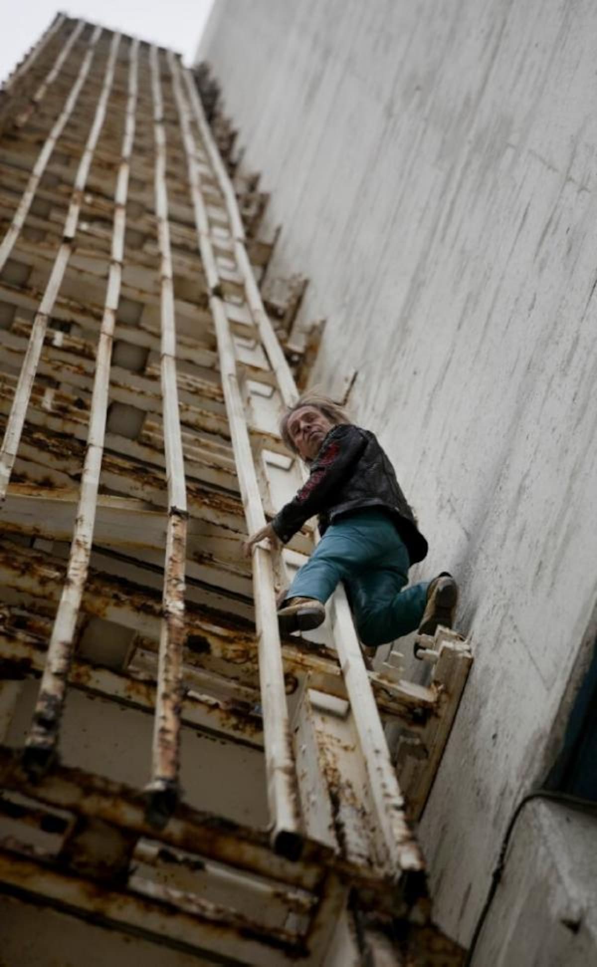 después de subir varios edificios en Francia, la televisión venezolana le propuso escalar uno de los rascacielos más altos de Caracas, la Torre Este de Parque Central en 2002, ofreciéndole un traje de Spiderman.