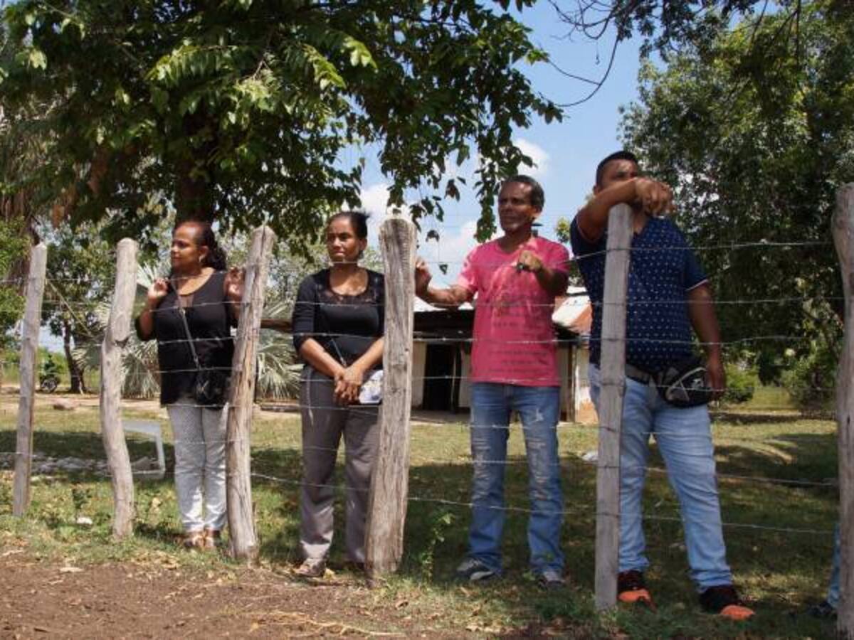 Restituyen tierras a víctimas de paramilitares en el Cesar
