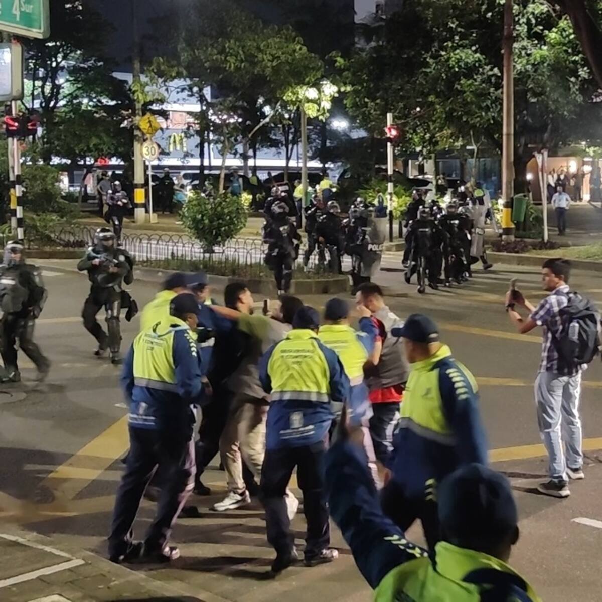 Petro pide que se disuelva el grupo de acción directa de la alcaldía de Medellín tras la polémica