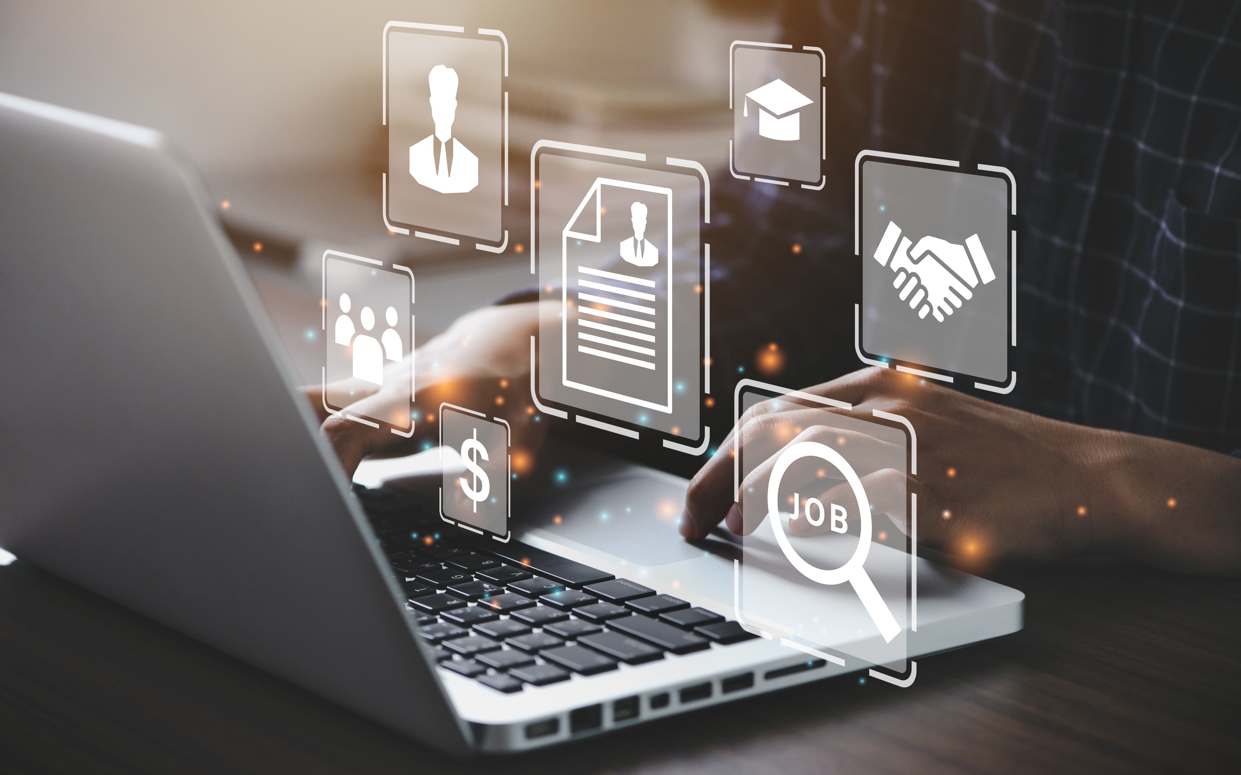 Persona aplicando a empleos remotos desde su computador (Foto vía Getty Images)