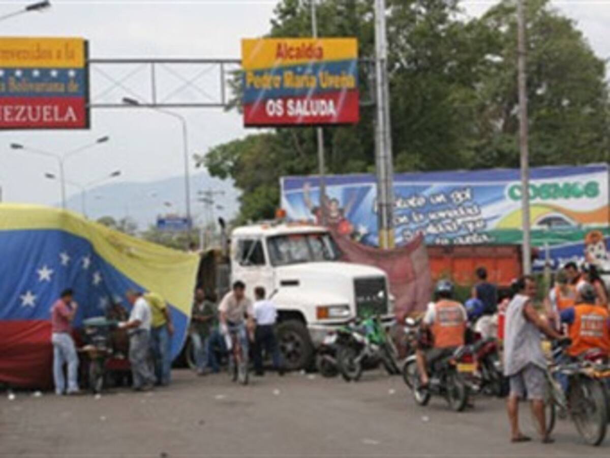 Unas 800 personas bloquean la frontera entre Colombia y Venezuela
