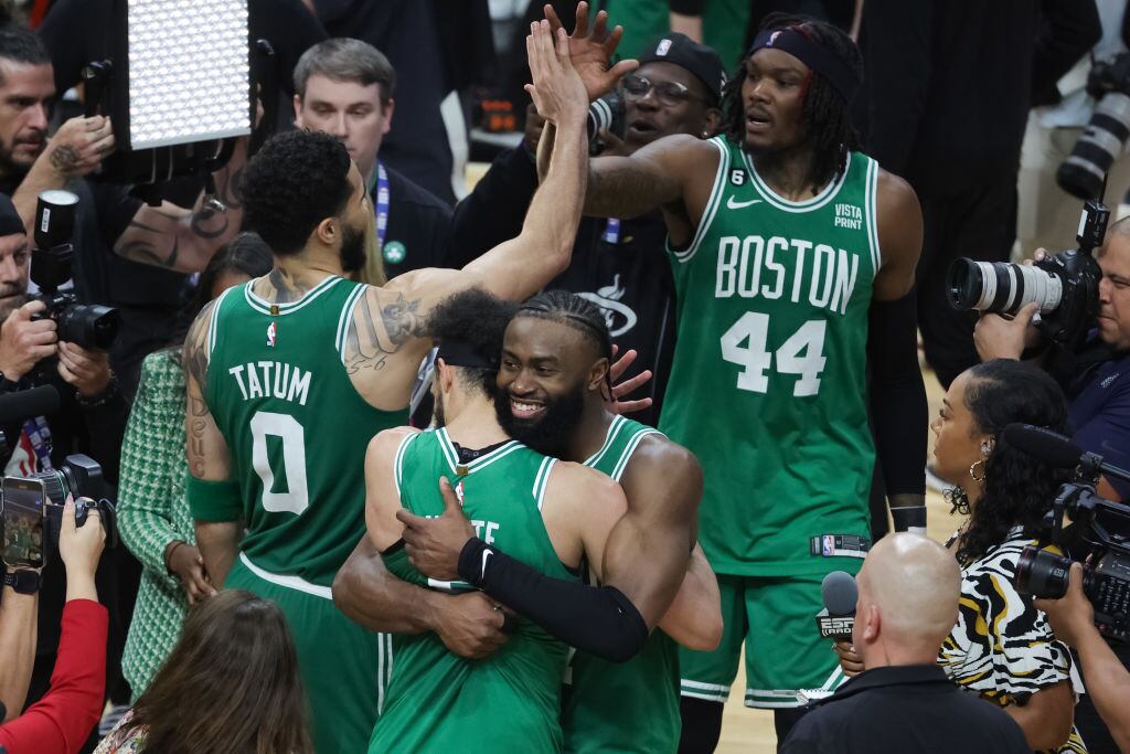 Derrick White #9 y Jaylen Brown #7 de Boston Celtics celebran después de vencer a Miami Heat 104-103 en el sexto juego de las finales de Conferencia Este (Photo by Megan Briggs/Getty Images)