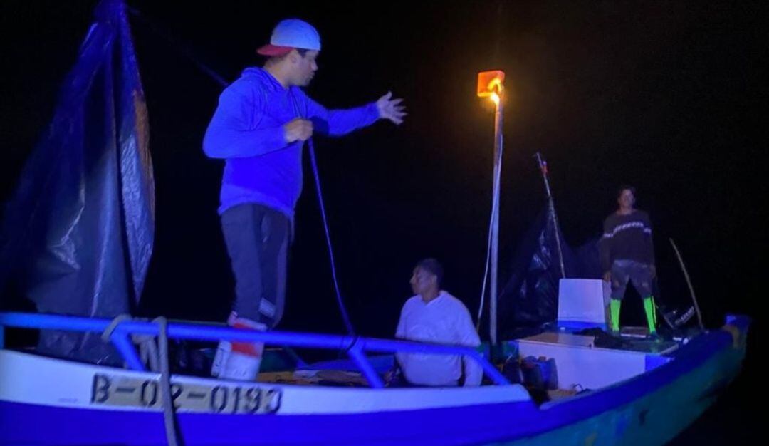 Tres extranjeros fueron rescatados en aguas del Pacífico