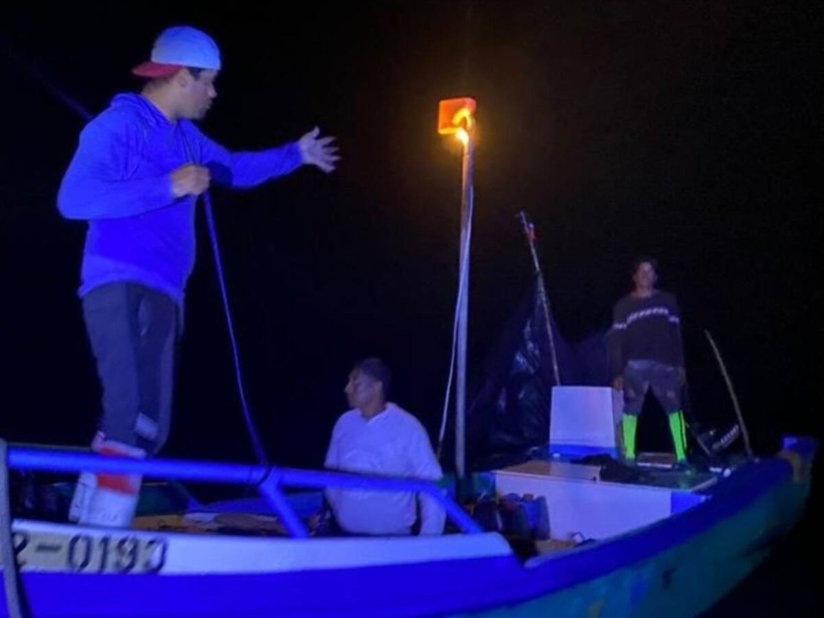 Rescatan a tres pescadores en el Pacífico