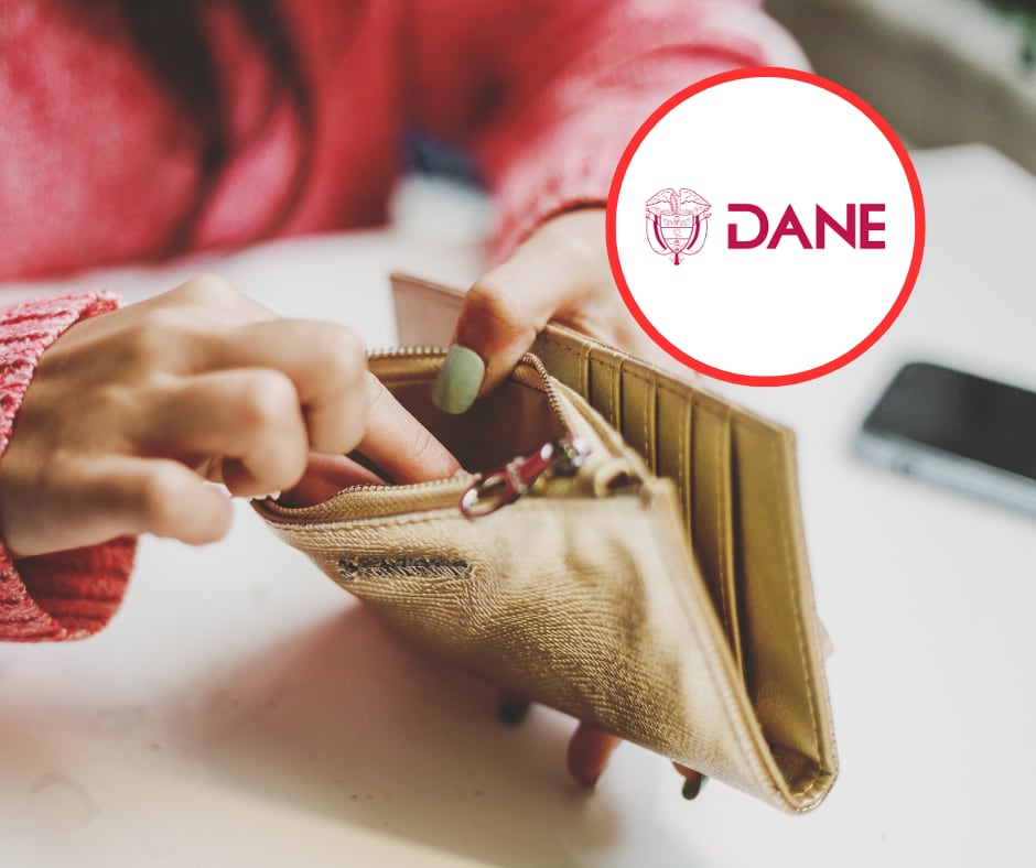 Mujer sacando dinero de su billetera y logo DANE (Getty Images)
