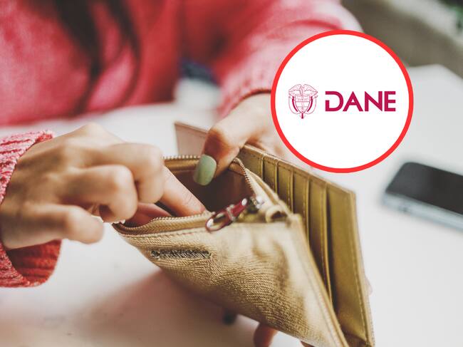 Mujer sacando dinero de su billetera y logo DANE (Getty Images)