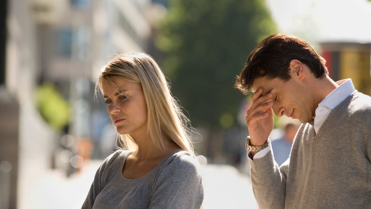 Qué significa que su pareja no lo tome de la mano en público, según psicólogos