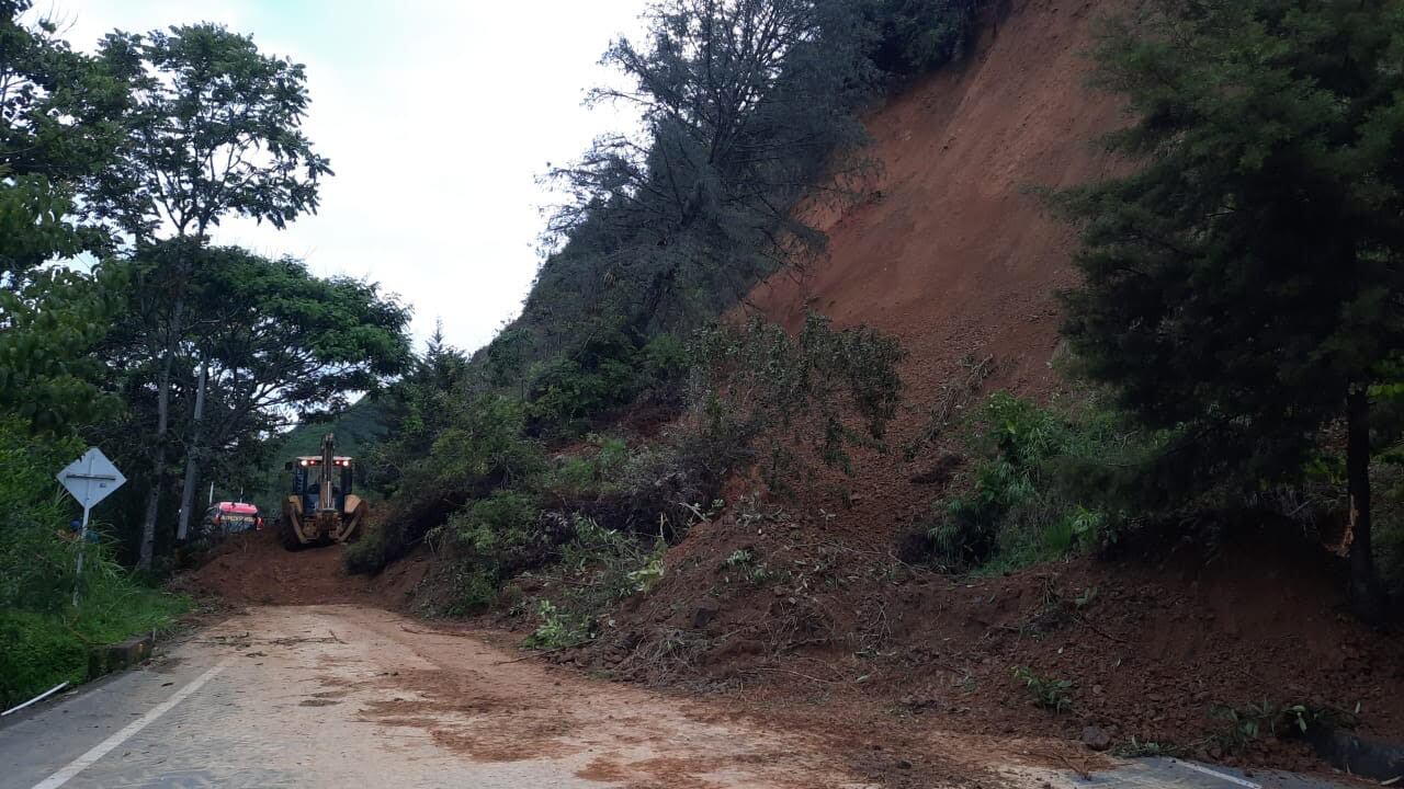 Derrumbe en el sector Los Naranjos entre los municipios de Cañasgordas y Santa Fe de Antioquia. Foto: Devimar.