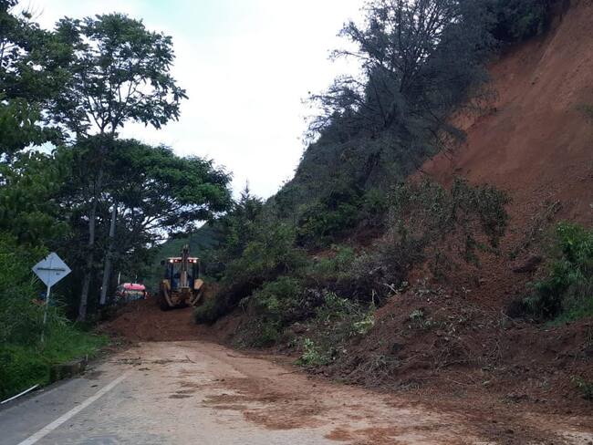 Derrumbe en el sector Los Naranjos entre los municipios de Cañasgordas y Santa Fe de Antioquia. Foto: Devimar.