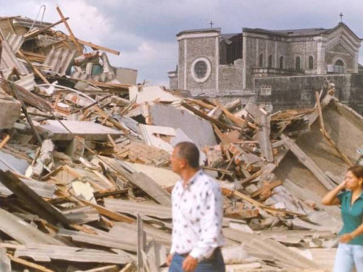 Con ceremonias religiosas se conmemoran 17 años del terremoto en Armenia