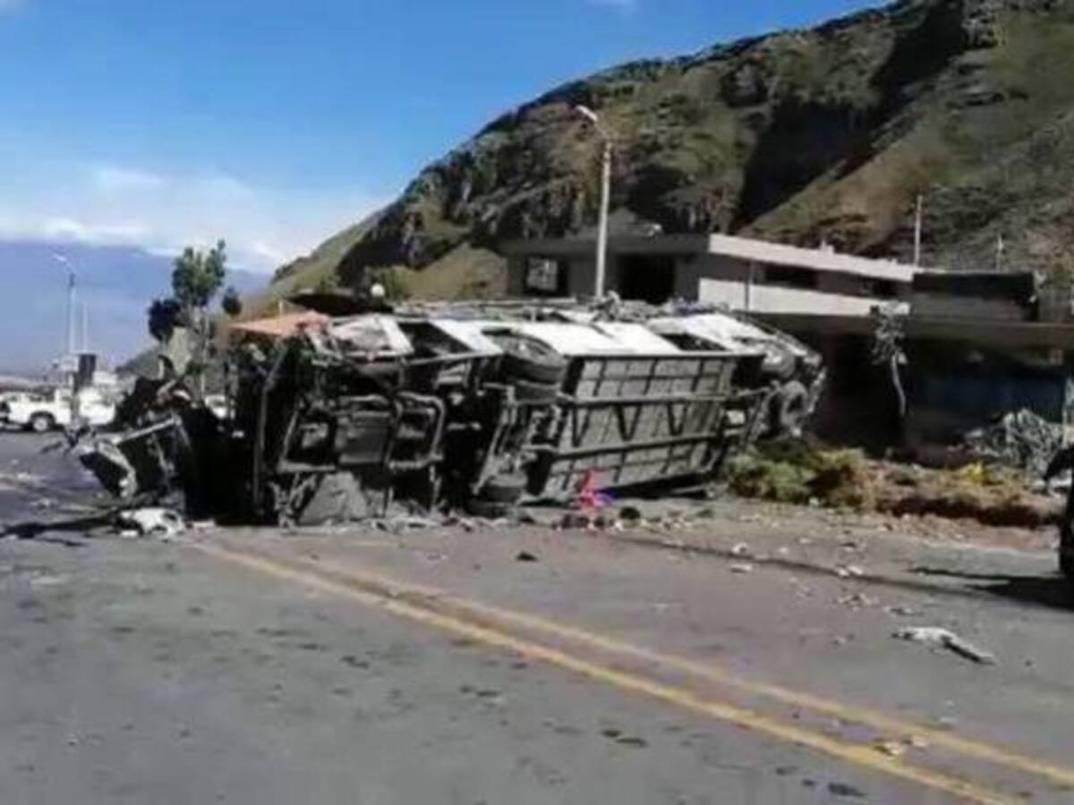 Encuentran cocaína en bus accidentado en Ecuador