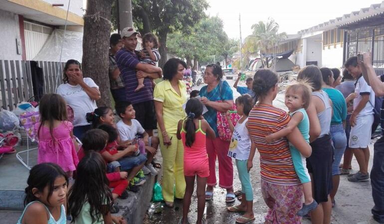 Venezolanos en las afueras del centro de migraciones en Cúcuta