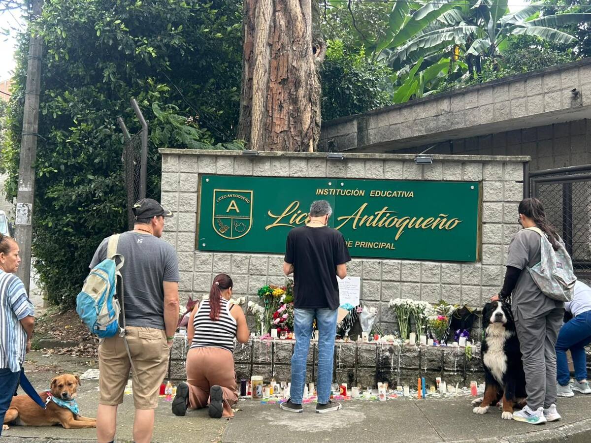Velas encendidas y voces que regresan: el homenaje de las familias en el Liceo Antioqueño de Bello