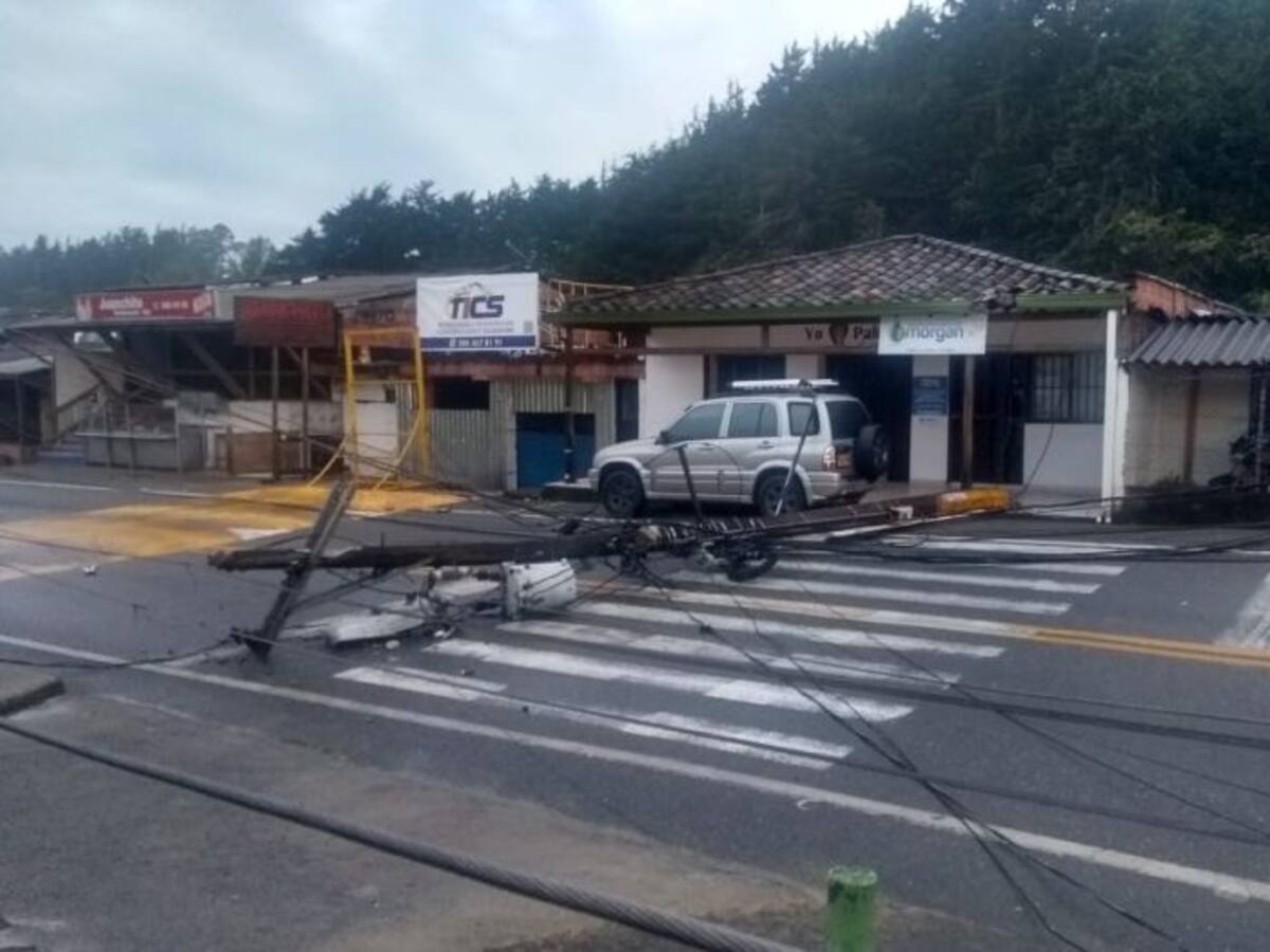 Cerrada la vía Las Palmas - El Retiro por caída de postes de energía