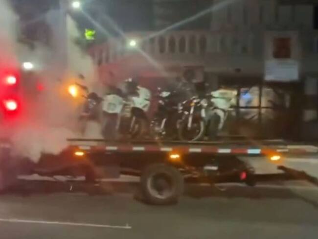 Motociclista prefirió incendiar su moto antes de que tránsito se la llevara