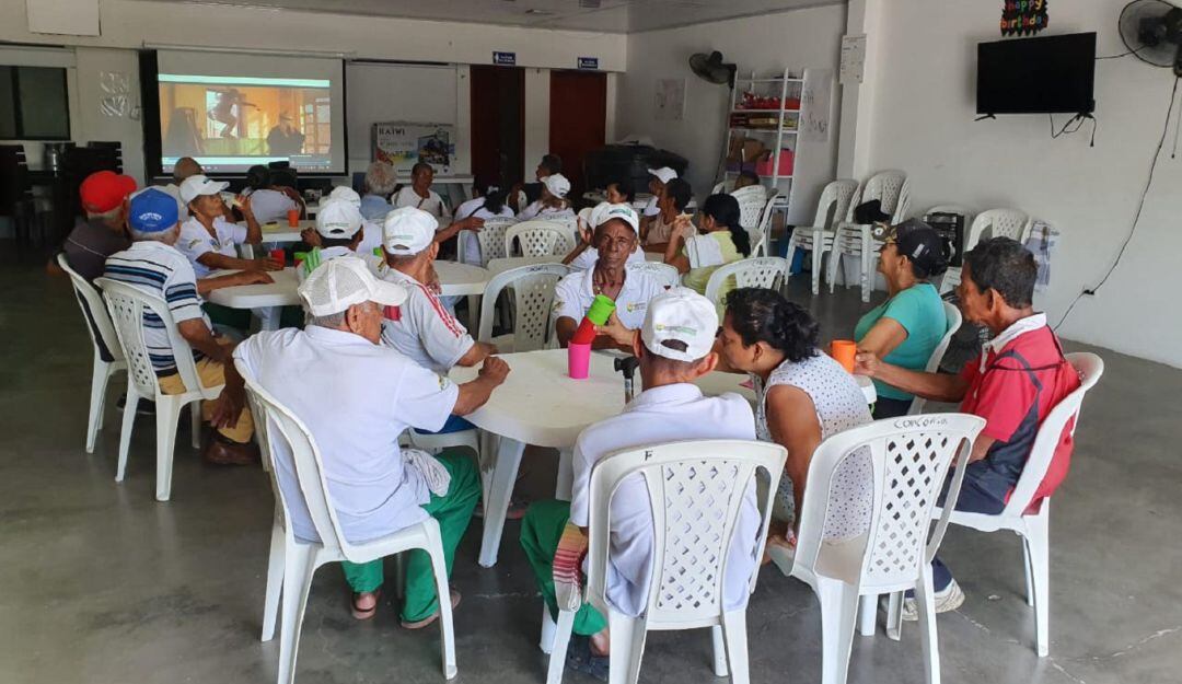 Grupo de adultos mayores en Caldas