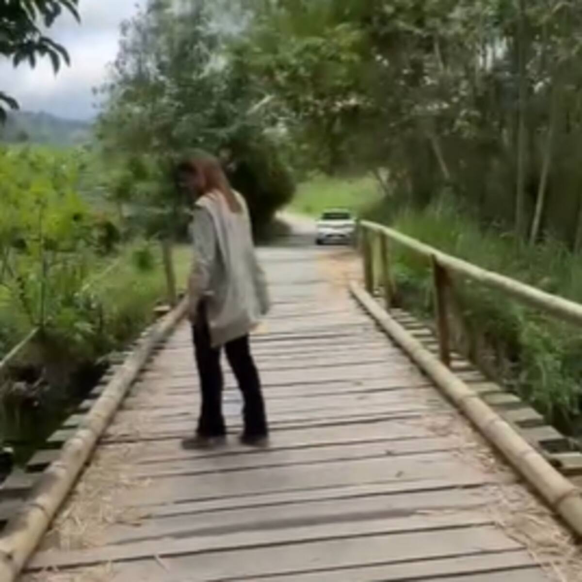 En zona rural de Calarcá, Quindío construyen puente artesanal a la espera de soluciones