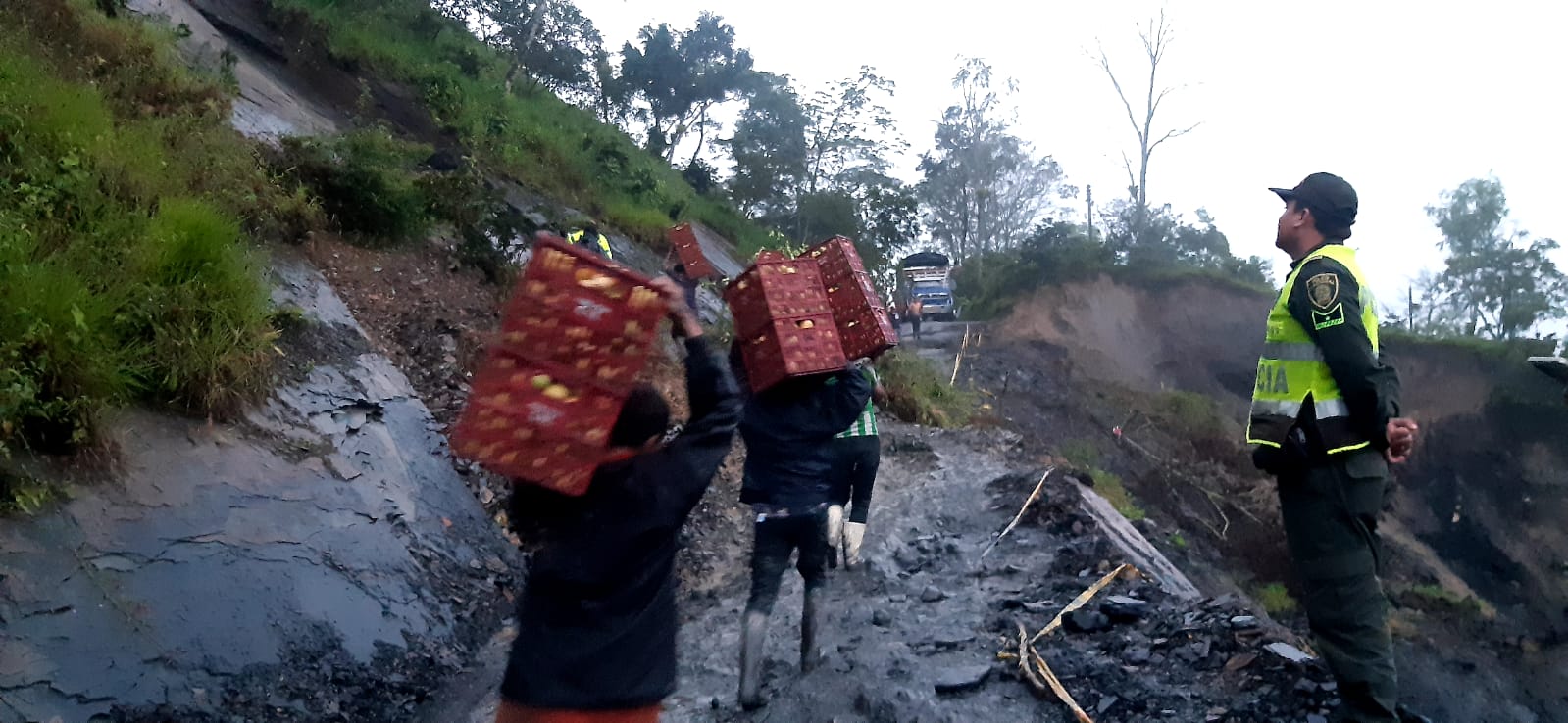 Campesinos en Briceño, sacando su productos a pie / Foto: Cortesia