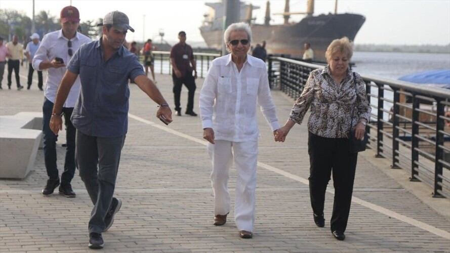 William Mebarak y Nidia Ripoll estuvieron junto al alcalde de Barranquilla, Alejandro Char, en el Gran Malecón. Foto: Alejandro Char en Twitter: @AlejandroChar