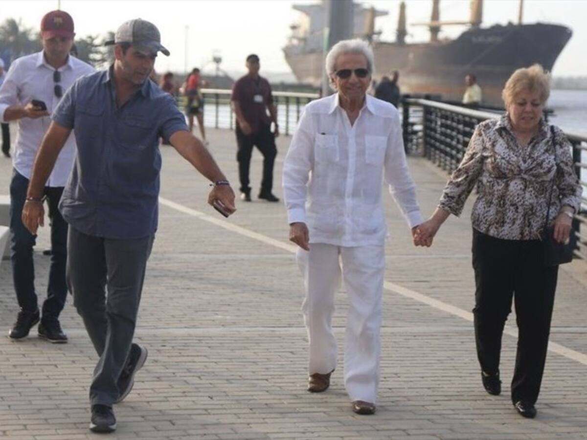 Los padres de Shakira pasearon en el malecón: ¿cantará su hija en Barranquilla?