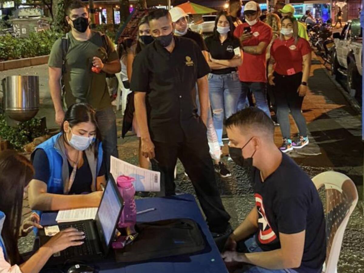 Inicia vacunación en zonas de rumba en Medellín