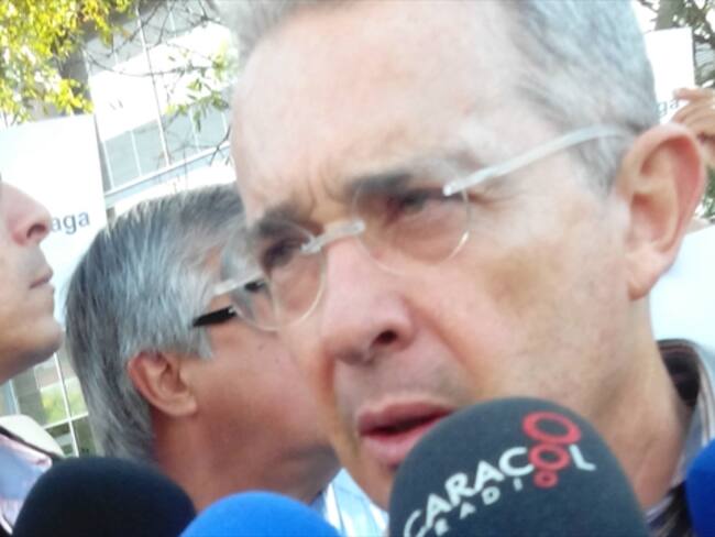 Expresidente Uribe cuestiona suspensión de bombardeos