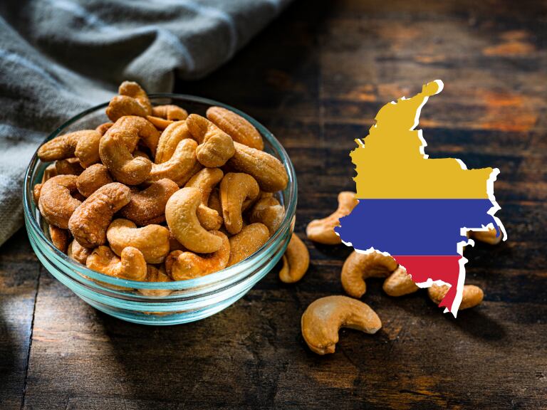 Marañones en un recipiente de vidrio sobre una mesa de madera (Getty Images)