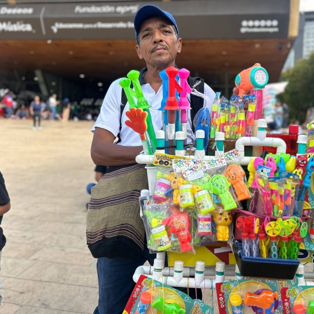 Venteros ambulantes exigen a la alcaldía de Medellín que les permitan trabajar