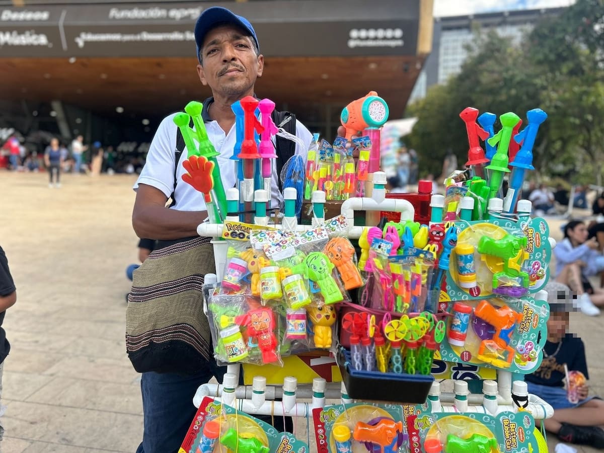 Venteros ambulantes exigen a la alcaldía de Medellín que les permitan trabajar