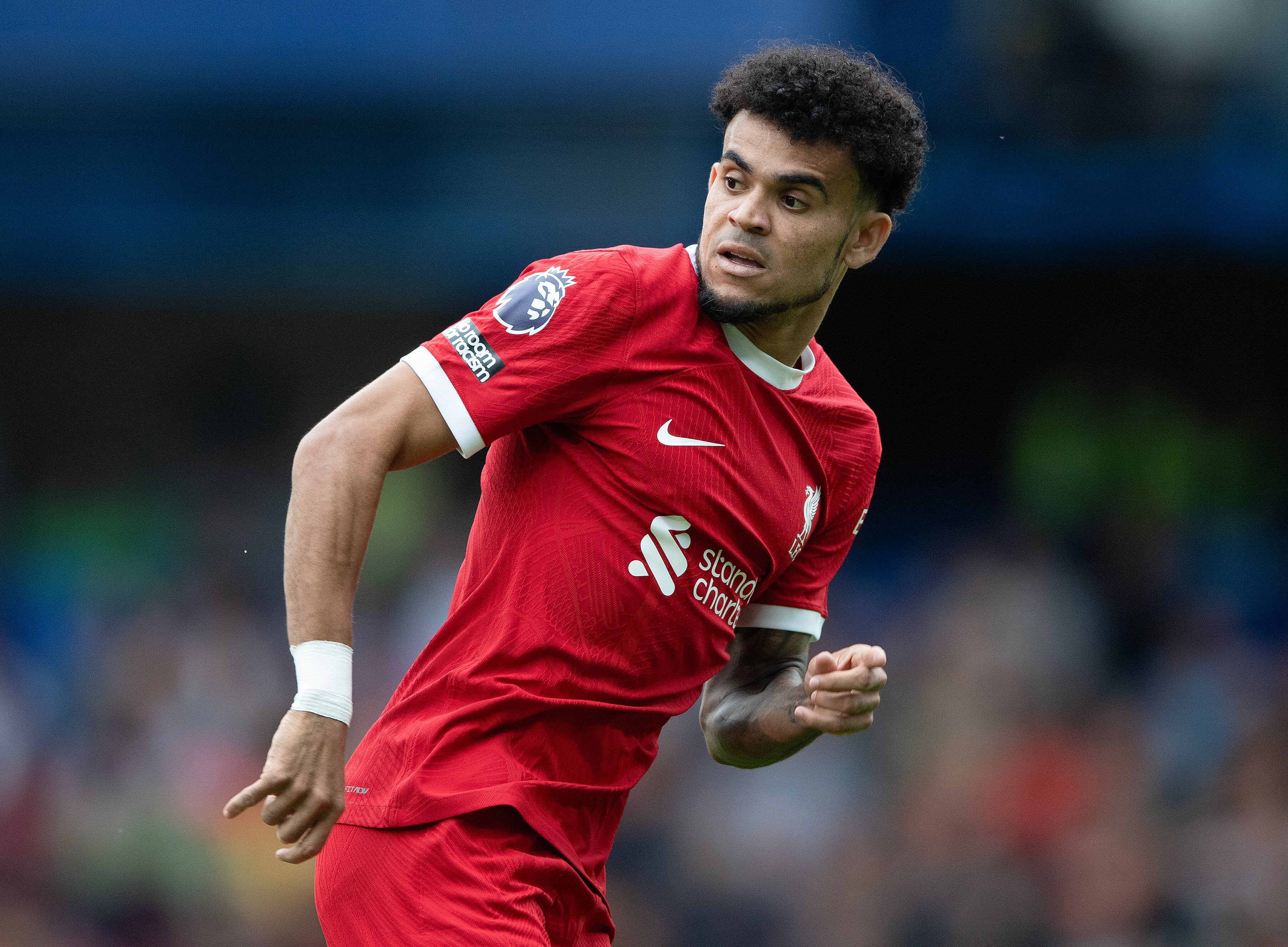 Luis Díaz en el partido frente al Chelsea por la Premier League (Photo by Visionhaus/Getty Images)