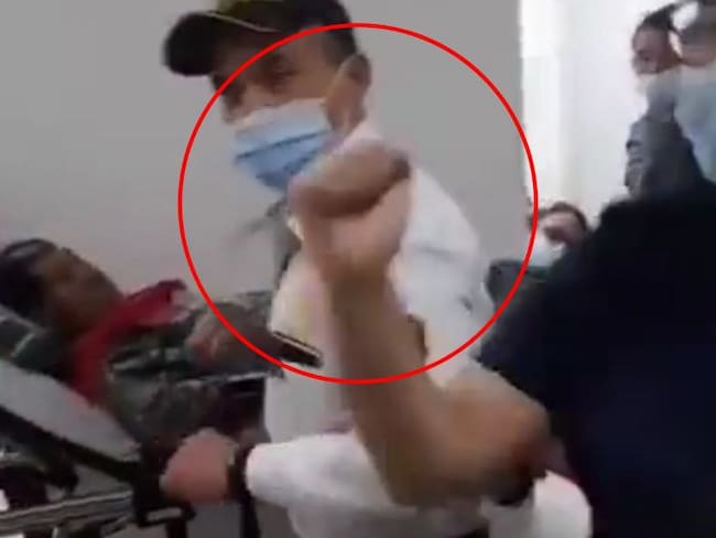 Video: Pelea a puños entre vigilantes, enfermeras y pacientes en Hospital Simón Bolívar